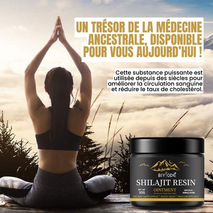 Femme en position de méditation devant montagne, mettant en avant les bienfaits ancestraux du Shilajit pour la circulation et la vitalité.